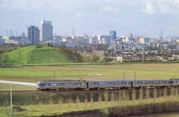 Le train et la ville nouvelle en arrière-plan. - Source : CDU